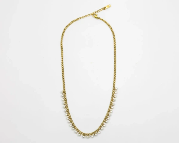 Gouden ketting met witte pareltjes