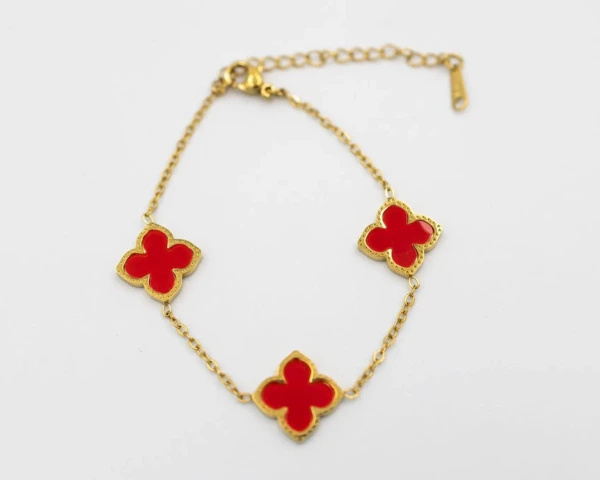 Gouden armband met rode klavertjes